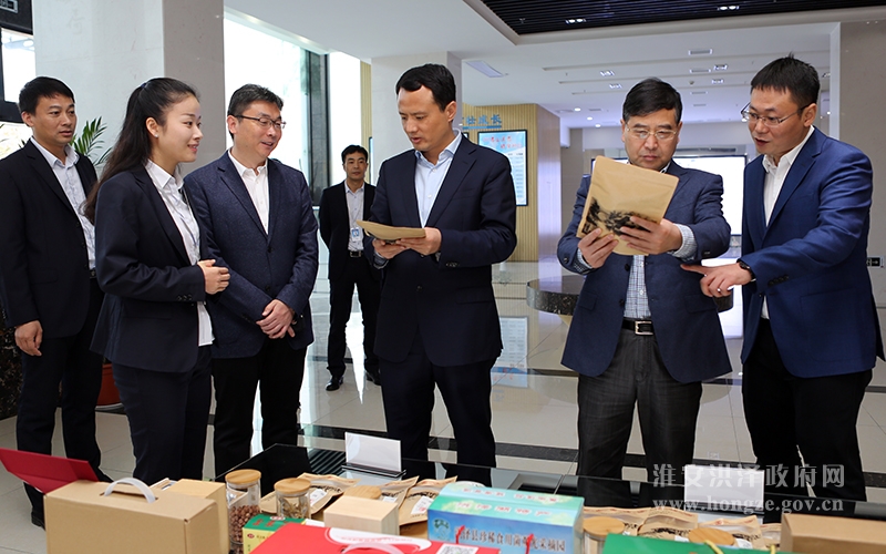 王伟来洪调研电子商务产业园发展情况