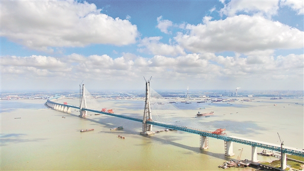世界首座主跨超千米的公铁两用斜拉跨江大桥顺利合龙