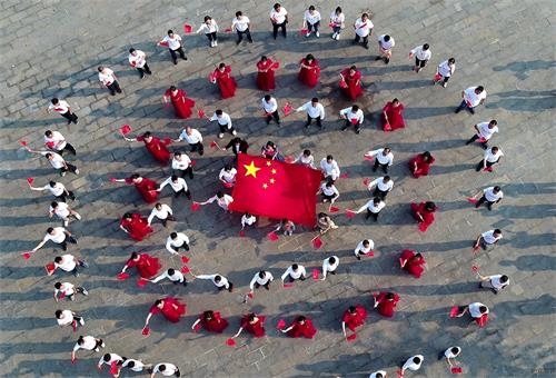 县融媒体中心快闪为新中国成立70周年献礼