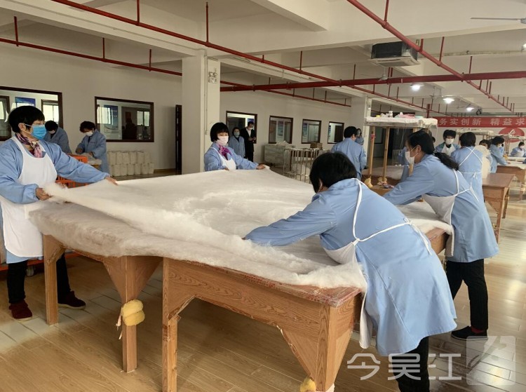 首批8000条蚕丝被抵达上海 山水丝绸复工“开门红”