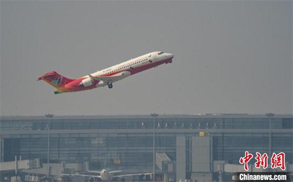 中国ARJ21新支线飞机在上海顺利完成两机齐飞