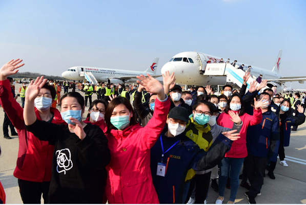 镇江首批35名援湖北医疗队员平安归来