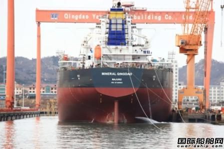 青岛造船厂首次实现小拖船辅助万吨级大船出坞壮举