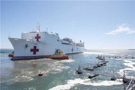 美军世界最大医院船出发奔赴洛杉矶抗击疫情
