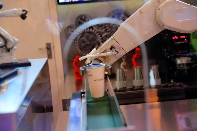 “小豹小豹，我要去机器人奶茶店！”这里的奶茶全部由机器人制作