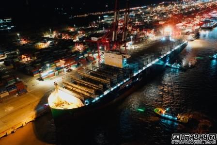 全球最大LNG动力集装箱船“达飞雅克·萨德”轮靠泊洋山港