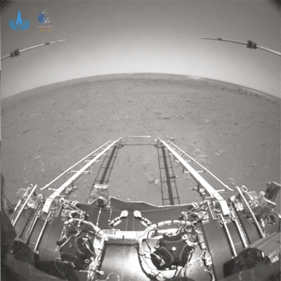 国家航天局发布祝融号火星车拍摄影像