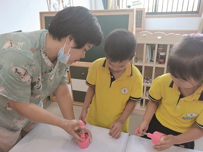 龙游华茂外国语学校开展“巧手做月饼、师生迎中秋”活动