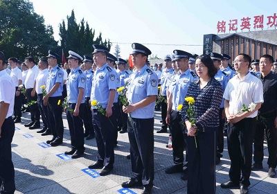我局组织民警代表参加烈士纪念日献花活动