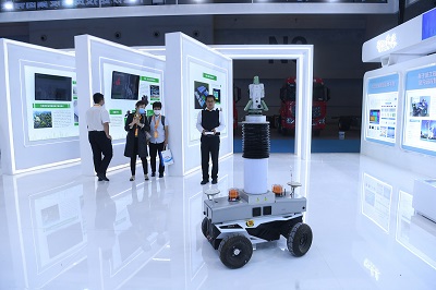 移动式高精度测量机器人亮相重庆物博会