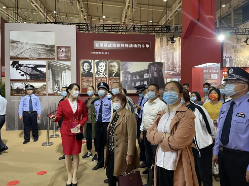六合经济开发区党工委组织参观中国共产党在江苏历史展