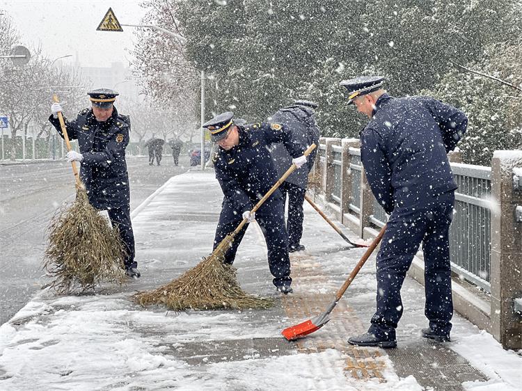 以雪为令 天宁城管节后上岗迎战雪情