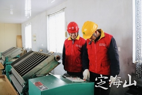 定海电力部门检查设备服务茶农