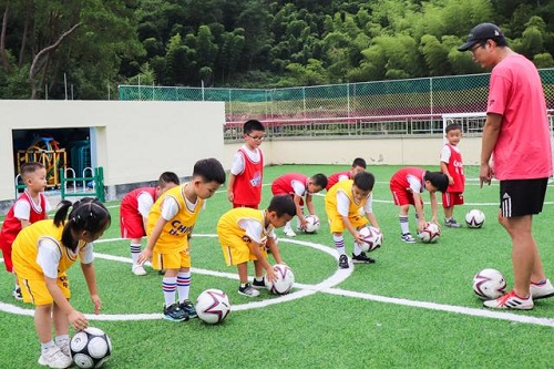 淳安：开学第一课 学习足球技法