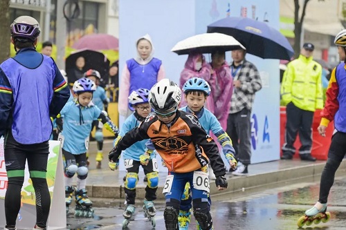 青少年展风采 上海湾区轮滑“马拉松”举行