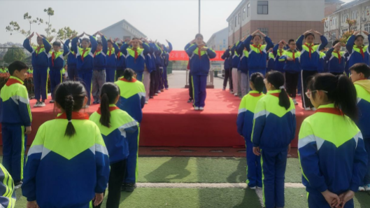 凤阳县西华路小学举行“最美四月天 爱卫在身边”主题升旗仪式