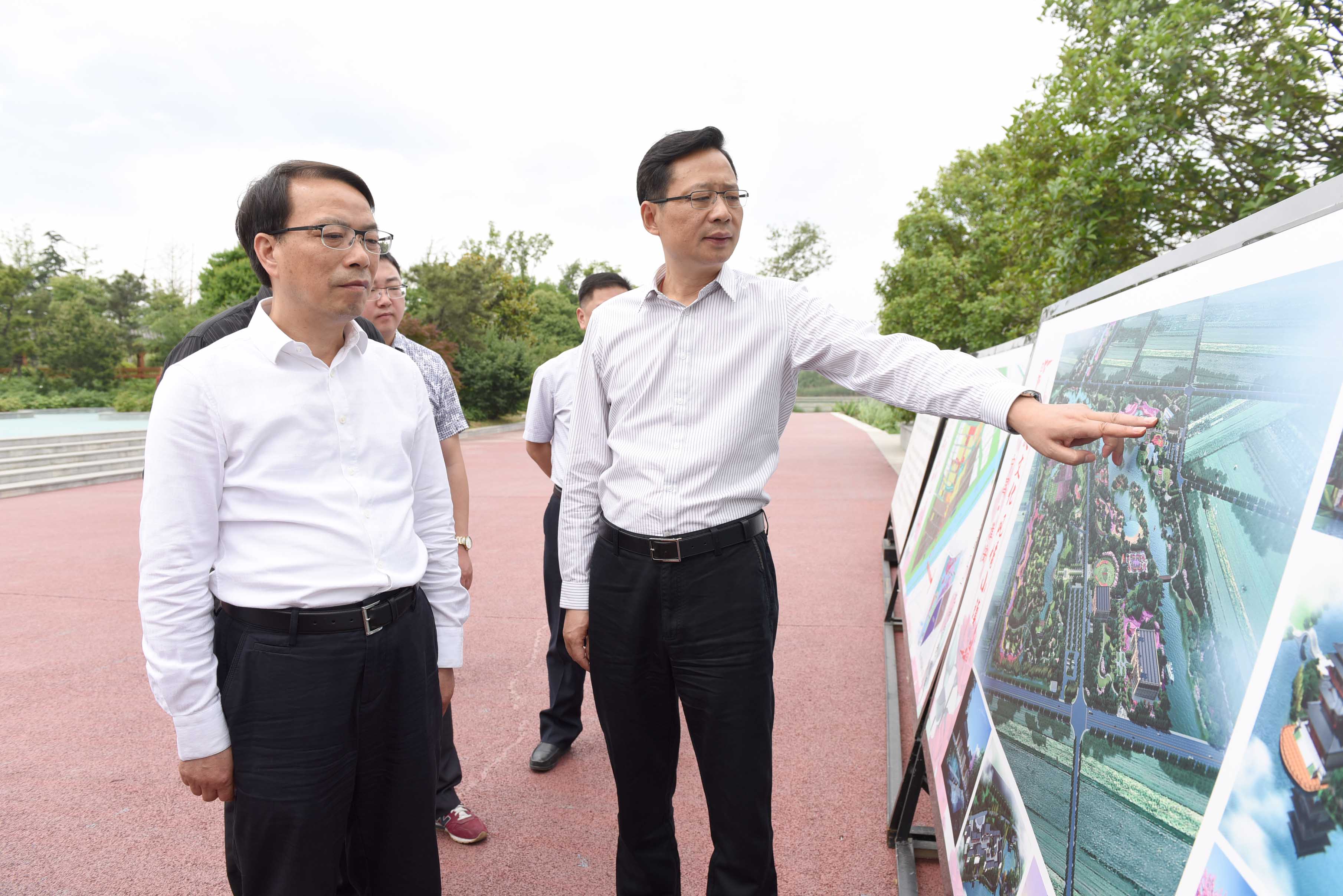 园区领导曹曙春,黄如良陪同督查.