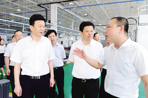 沈觅、王建国等在南雁新能源传动有限公司考察