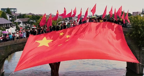 青浦举行快闪活动 如画古镇涌动浓浓爱国情