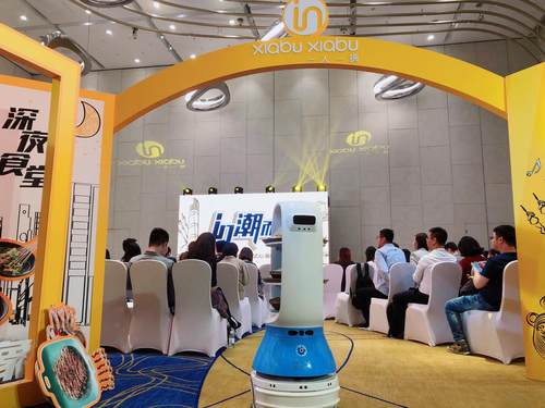 擎朗智能亮相呷哺呷哺全新品牌发布会 送餐机器人秒变送小吃模式