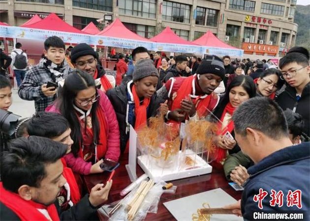 春节文化“远漂”海外 “老外”爱过“中国年”
