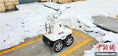 机器人“瓦力”值守在青藏铁路无人变电所