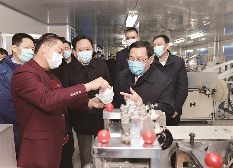 李强到松江农村社区和口罩生产企业检查调研，要求把每个村庄每个社区防控做好做实