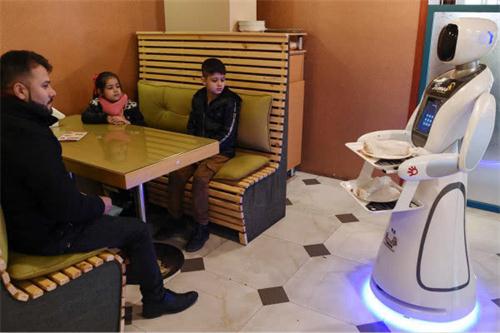 阿富汗首位机器人服务员亮相 为儿童带来欢乐但也引起争议
