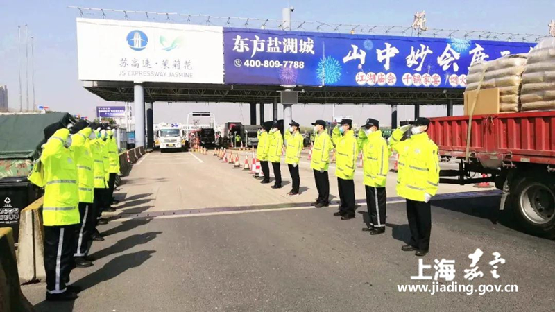 英雄归来！上海援鄂医疗队首批队员返沪！嘉定道口民警列队致敬