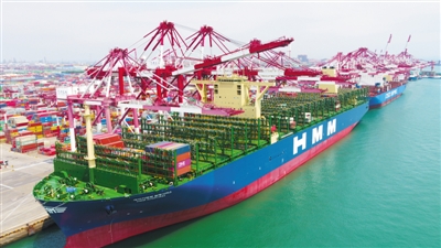 世界最大集装箱船 首航山东港口