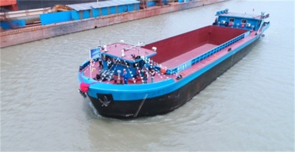 长江流域首艘千吨级纯电动货船试航