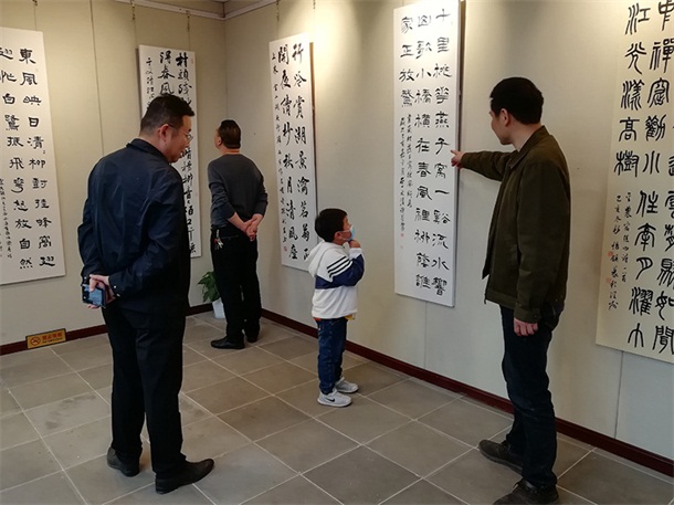 “全面小康”书法美术展吸引众多市民观展