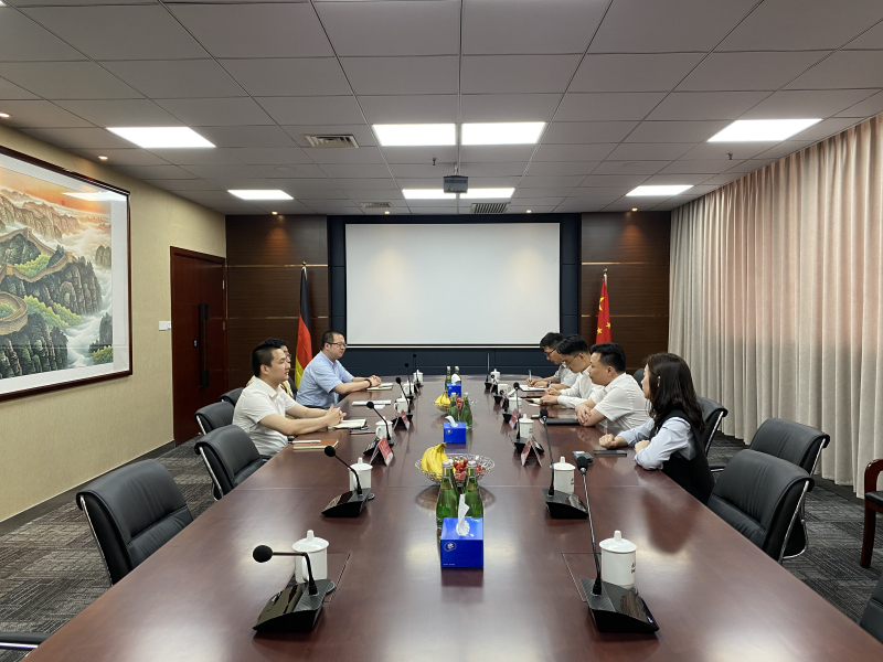 浙江省海宁市尖山新区（黄湾镇）党委书记、管委会主任董国平一行来访投促中国