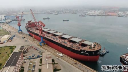 北船重工32.5万吨系列矿砂船10号船顺利出坞
