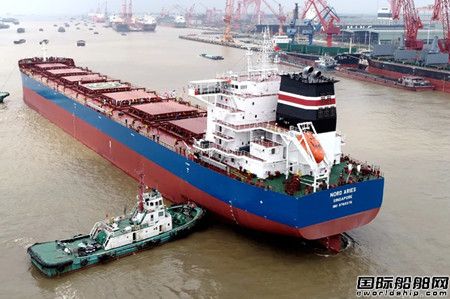 扬子江船业同日再交两艘45000吨散货船