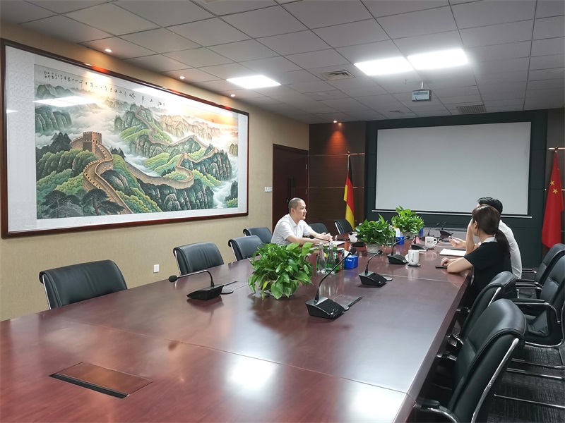 浙江省海宁市尖山新区（黄湾镇）管委会副主任朱永斌一行来访投促中国