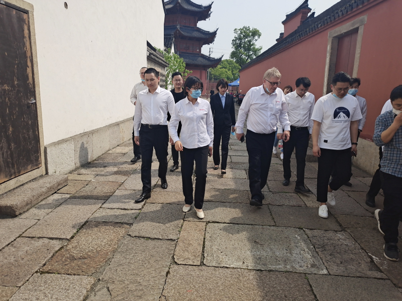 投促中国创始人吴永豪，德国博格威集团（BGW-Bohr GmbH）集团董事、中国区总经理斯蒂芬·菲佛一行赴浙江省海宁市盐官镇金庸书院参观