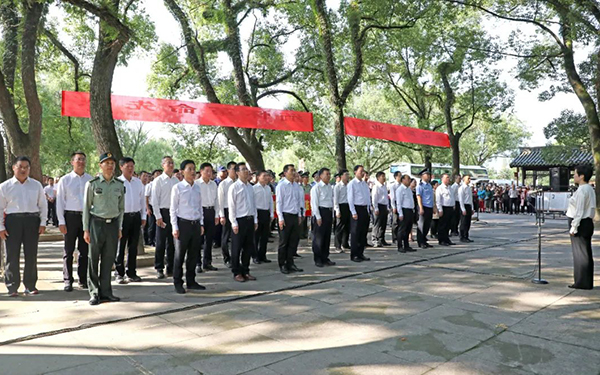 我市隆重举行向革命烈士敬献花篮活动
