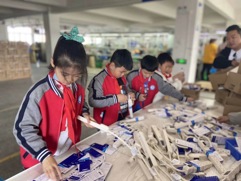 小学生走进企业 感受“智能制造”