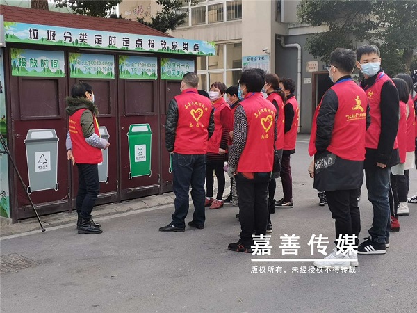 县文明巡访团“回头看”小区及周边环境