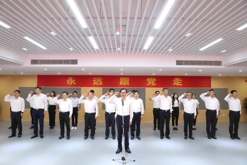 经开区举行党政班子领导重温入党誓词