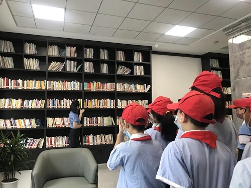 仙居县慈善服务基地组织小学生走进检察院开展“我是小小检察官”暑期社会实践活动