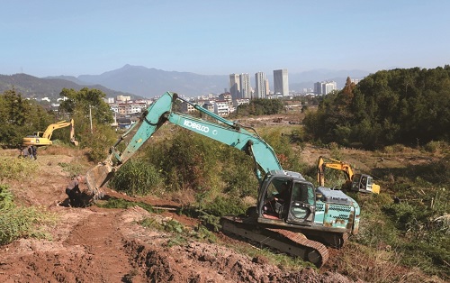 我县高山移民一期首批安置区项目现场