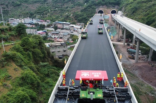 峨汉高速公路汉源段沥青摊铺完成60％以上