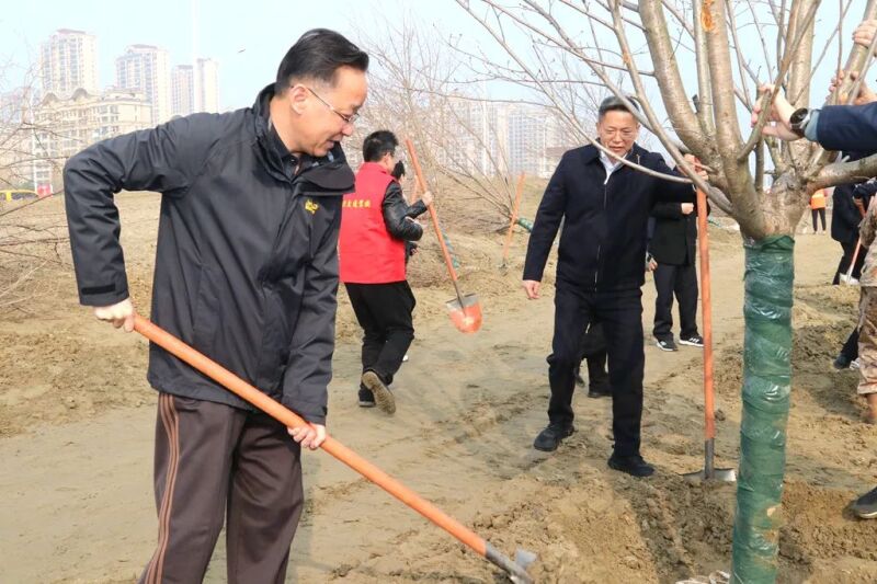 张坤刘文荣等参加义务植树