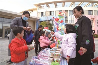 市中心幼儿园举行“以树为名与爱同行”义卖活动