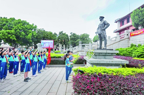 肇庆举行清明祭英烈活动