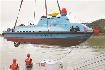 “蓝鲸号”高速可潜无人艇在广东珠海下水