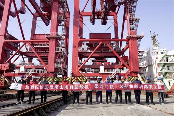 曹妃甸重工承建的印尼宾坦南山项目5台大型港机设备成功滚装发运
