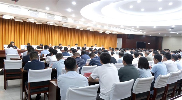 全县深入贯彻中央八项规定精神学习教育专题党课报告会召开